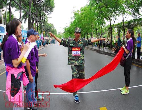1.500 người hào hứng chạy việt dã mừng ngày thống nhất ảnh 10